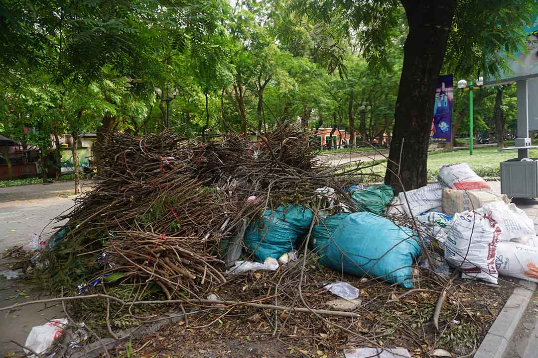 Bãi rác lớn xuất hiện gần trường Đại học Thuỷ Lợi (Đống Đa, Hà Nội). Ảnh: Nhật Minh