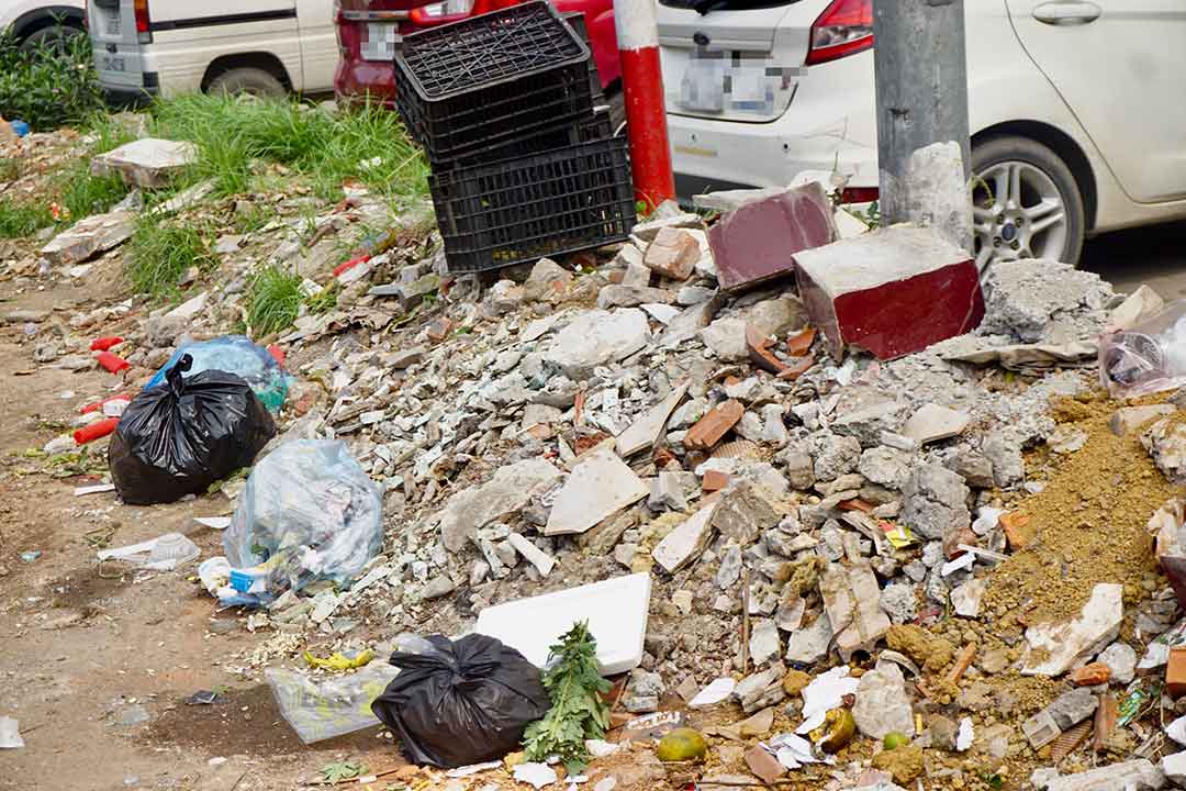 Một bãi rác tự phát trên đường Trần Khát Chân (Hai Bà Trưng, Hà Nội). Ảnh: Nhật Minh