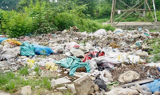 Một bãi rác tự phát lớn xuất hiện trên Đại lộ Chu Văn An. Ảnh: Nhật Minh