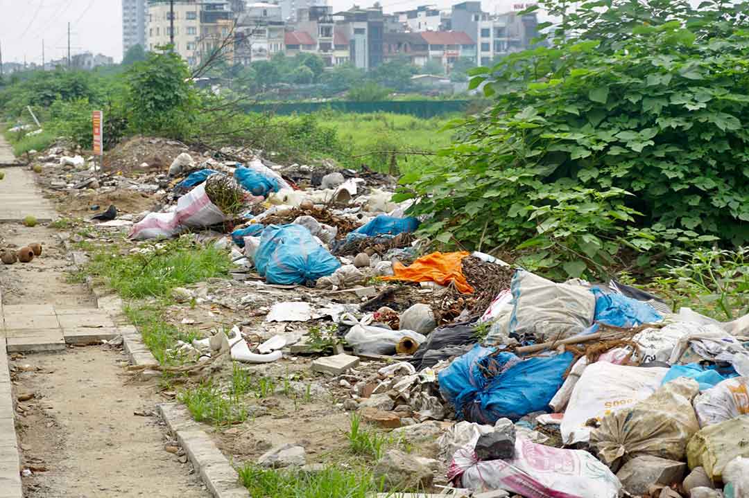 Bãi rác thải tự phát kéo dài cả trăm mét trên Đại lộ Chu Văn An suốt thời gian dài. Ảnh: Nhật Minh