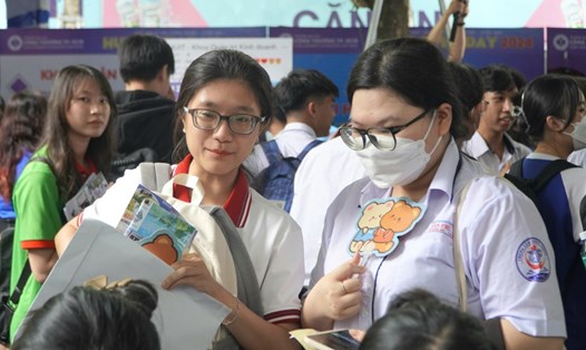Lục Uyển Phương - lớp 12, Trung tâm GDTX - Hướng nghiệp quận Tân Phú (bìa trái) cầm trên tay hồ sơ để đăng ký xét tuyển sớm vào ngành Công nghiệp thực phẩm, Trường Đại học Công Thương TPHCM. Ảnh: Chân Phúc