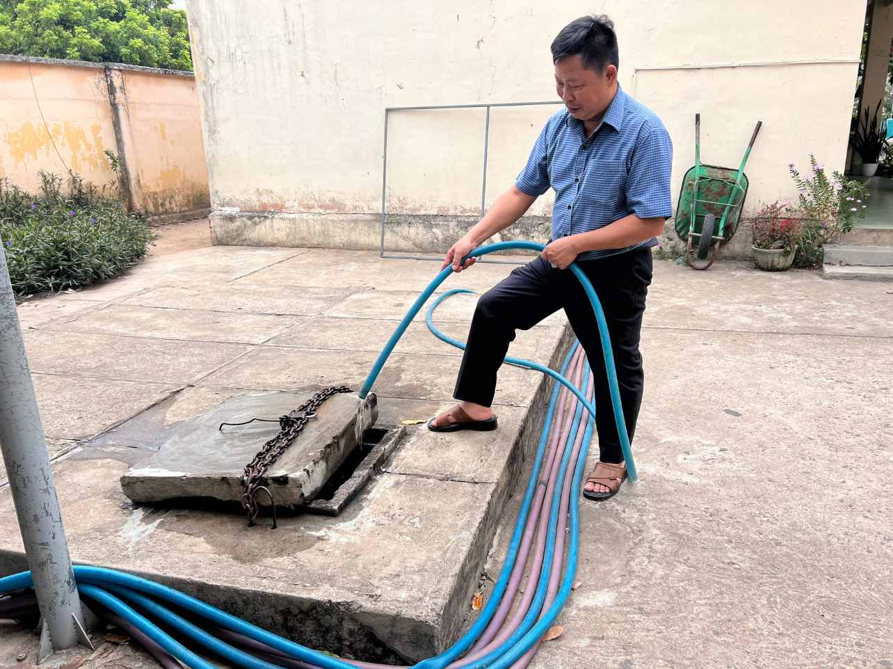 Hiện tại có khoảng 127 giếng đào bị khô hạn gây tình trạng thiếu nước sạch cho 116 hộ dân tại xã Hòa Bình, phường Trần Hưng Đạo (TP Kon Tum).  Ảnh: Huyền Nga