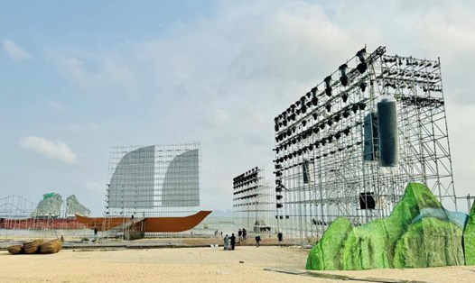 Sân khấu hoành tráng của Carnaval Hạ Long 2024 đang được dựng trên bãi biển Bãi Cháy. Ảnh: Thanh Tùng