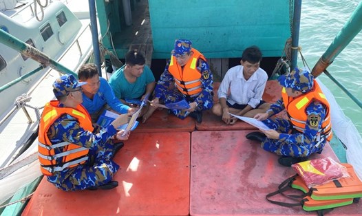 Đoàn công tác của Lữ đoàn 127, Vùng 5 Hải quân tuyên truyền chống khai thác IUU cho ngư dân. Ảnh: Văn Định