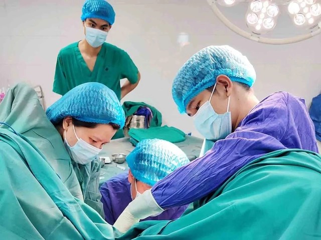 Các bác sĩ điều trị bệnh trĩ cho bệnh nhân. Ảnh: BVCC