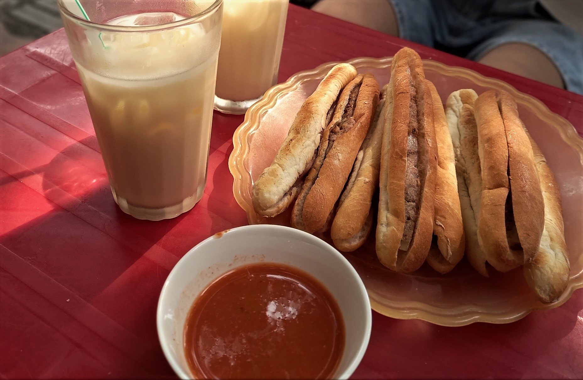 Bánh mì cay và sữa đậu nành được nhiều khách ưa thích ăn vào bữa sáng ở Hải Phòng. Ảnh: Đan Thanh