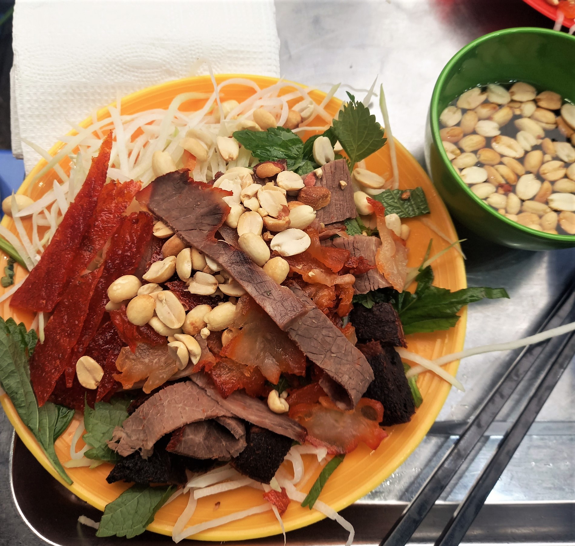 Nộm bò khô bờ hồ Gươm. Ảnh: Đan Thanh