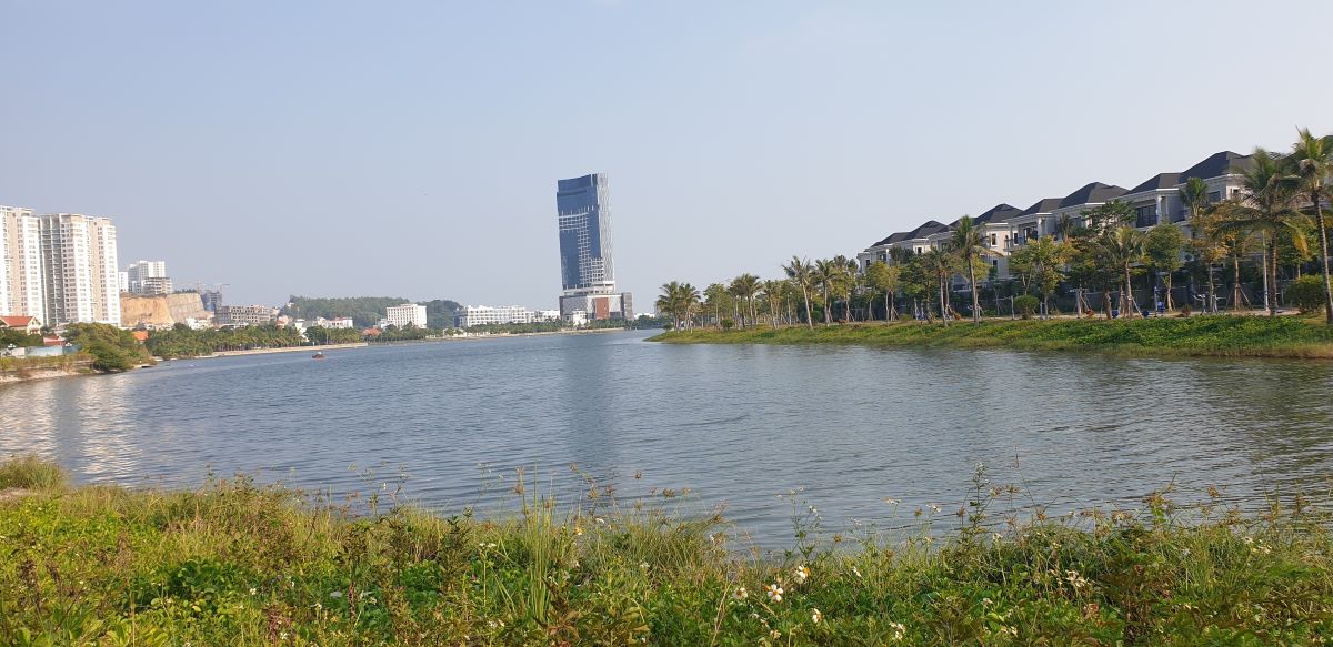 Hồ cảnh quan và điều hòa ở trung tâm du lịch Bãi Cháy. Ảnh: Nguyễn Hùng