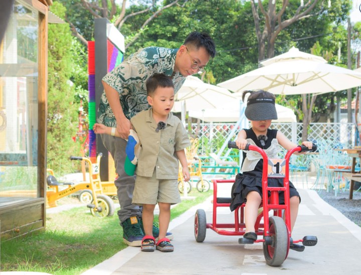 Rhymastic chơi cùng Ma Bư và Yummy trong chương trình "Mẹ vắng nhà - Ba là siêu nhân". Ảnh: NSX.