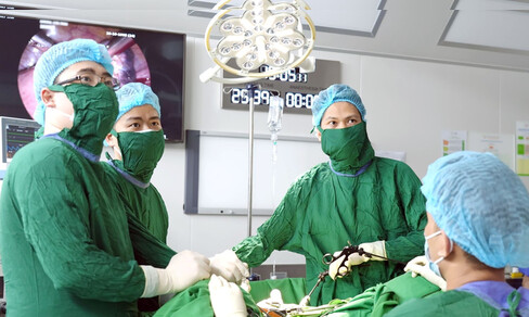 Ekip phẫu thuật nội soi buồng tử cung tại Bệnh viện Nam học và Hiếm muộn Hà Nội. Ảnh: 
