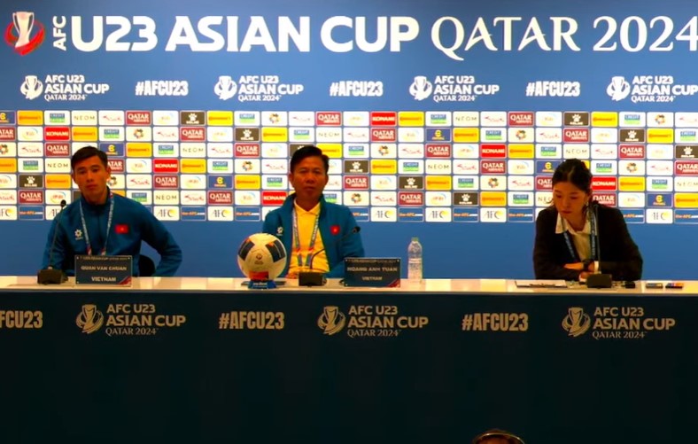 Huấn luyện viên Hoàng Anh Tuấn (giữa) và thủ môn Quan Văn Chuẩn (trái) tham dự họp báo trước trận U23 Việt Nam và U23 Iraq. Ảnh cắt từ video 