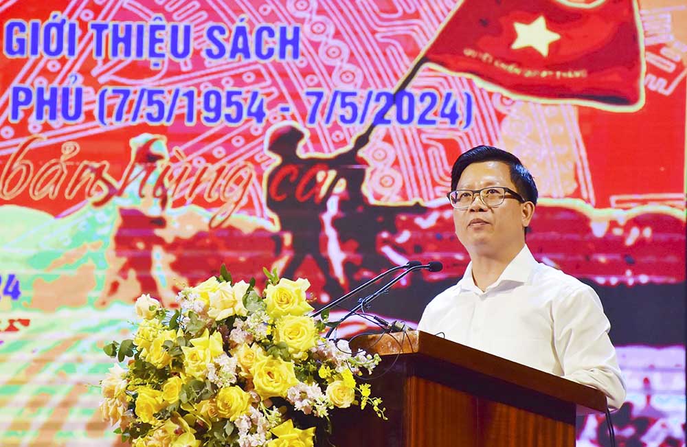 Ông Phạm Đức Toàn - Phó Chủ tịch UBND tỉnh Điện Biên phát biểu khai mạc liên hoan. Ảnh: Hạ Trang