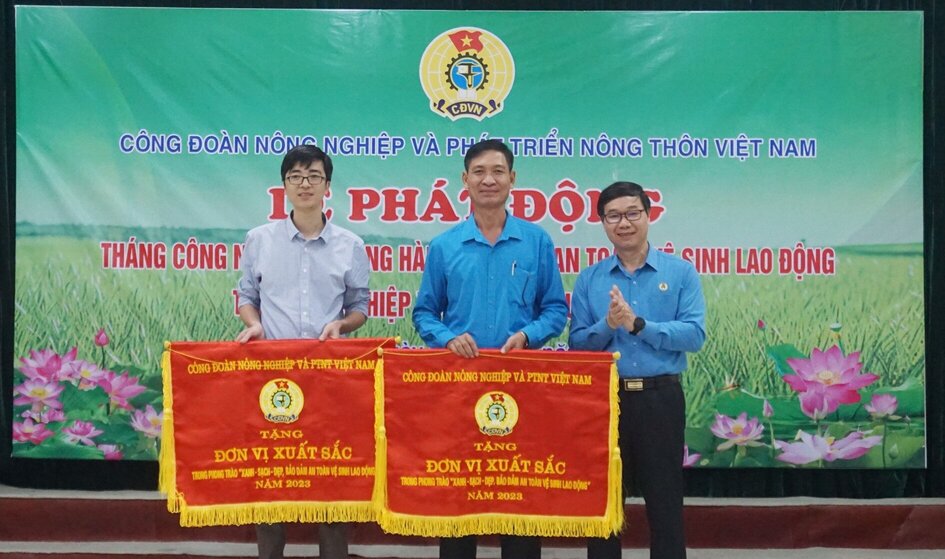 Ông Nguyễn Hà Xuyên trao Cờ thi đua trong phong trào “Xanh - Sạch - Đẹp, bảo đảm an toàn vệ sinh lao động” cho 2 tập thể. Ảnh: Thăng Long