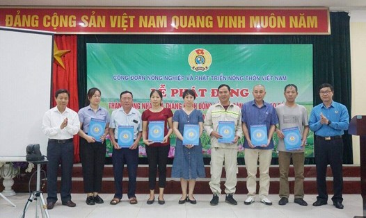 Ông Nguyễn Hà Xuyên (ngoài cùng bên phải) - Chủ tịch Công đoàn Nông nghiệp và Phát triển nông thôn Việt Nam trao hỗ trợ cho công nhân lao động tại Lễ phát động Tháng Công nhân. Ảnh: Thăng Long