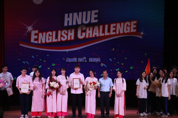 PGS.TS Nguyễn Văn Trào, Phó Hiệu trưởng Trường ĐH Sư phạm Hà Nội trao giải Nhất cho khoa Tiếng Anh. Ảnh: Hải Đăng