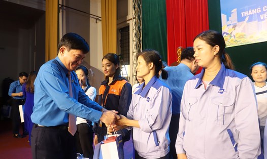 Ông Nguyễn Xuân Hùng - Phó Chủ tịch Tổng Liên đoàn Lao động Việt Nam - trao quà tới công nhân lao động khó khăn tại buổi lễ. Ảnh: Trung Hiếu 
