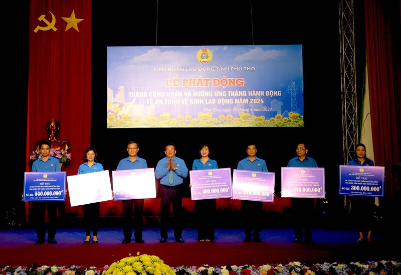 Lãnh đạo LĐLĐ tỉnh Phú Thọ trao kinh phí hỗ trợ xây mái ấm công đoàn cho các đơn vị. Ảnh: Trung Hiếu 