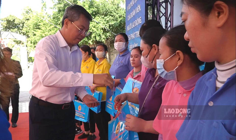 Phó Chủ tịch UBND tỉnh Nguyễn Lưu Trung tặng quà cho đoàn viên, người lao động. Ảnh: Nguyên Anh