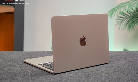 Tại Minh Tuấn Mobile, MacBook Air M3 đang được giảm giá trực tiếp từ 1 - 1,5 triệu đồng, thu cũ đổi mới trợ giá tới 85%, trả góp lãi suất 0%. Ảnh: Khương Duy