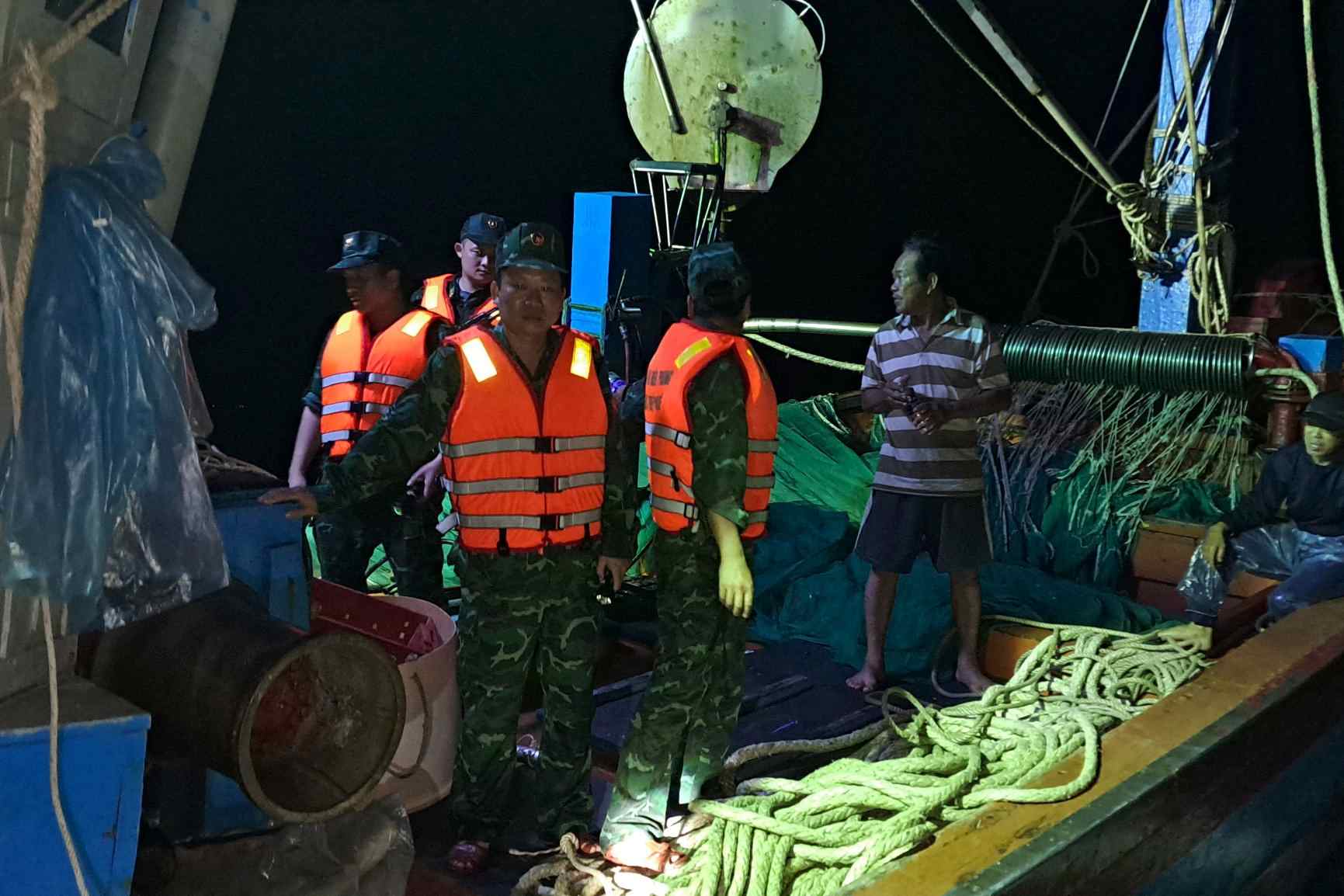Tàu cá vi phạm bị lực lượng chức năng bắt giữ: Võ Tiến.