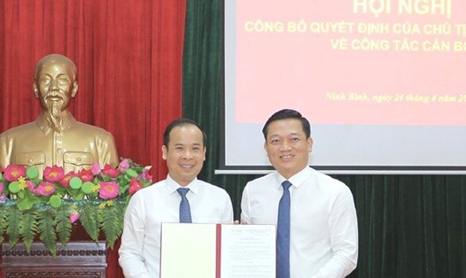 Ông Nguyễn Cao Sơn, Phó Chủ tịch UBND tỉnh trao Quyết định bổ nhiệm cho đồng chí Dương Đức Quân. Ảnh: Quỳnh Trang