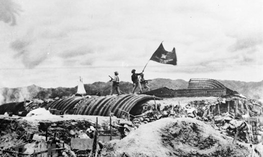 Lá cờ “Quyết chiến, Quyết thắng” tung bay trên nóc hầm tướng De Castries. Nguồn: Bảo tàng Chiến thắng lịch sử Điện Biên Phủ