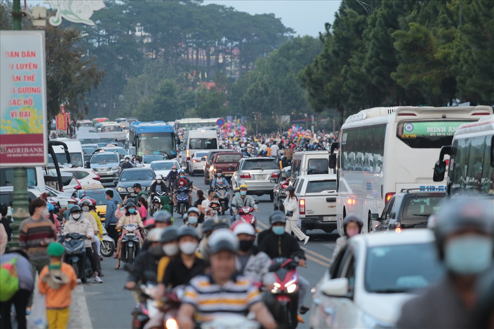 Để tránh nắng nóng, Đà Lạt là địa điểm nghỉ dưỡng lý tưởng của nhiều du khách. Theo UBND tỉnh Lâm Đồng, kỳ nghỉ lễ 30.4 - 1.5 năm 2023, TP Đà Lạt đón hơn 80.000 lượt khách đến tham quan và trải nghiệm. Nhiều chương trình ca nhạc, văn nghệ đặc sắc, chuỗi sự kiện hấp dẫn ngoài trời được địa phương tổ chức nhằm kích cầu du lịch, tuy nhiên cũng dễ gây ra tình trạng chen lấn, ách tắc giao thông tại những tuyến đường trong trung tâm thành phố. Ảnh: Tú Anh