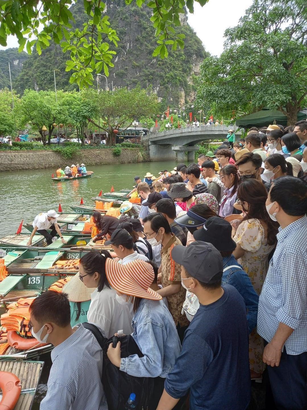 Quần thể danh thắng Tràng An (Ninh Bình) là điểm đến được nhiều du khách lựa chọn cho kỳ nghỉ lễ 30.4 - 1.5. Hàng năm, lượng khách đến đây trong những ngày lễ đều tăng đột biến, thường xuyên xảy ra tình trạng chen chúc, xô đẩy và chờ đợi rất lâu mới có thể mua vé tham quan, lên thuyền vãn cảnh. Ảnh: Dung Julie