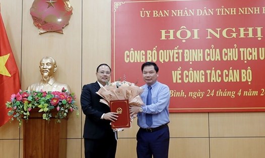 Ông Tống Quang Thìn, Phó Chủ tịch Thường trực UBND tỉnh trao quyết định, tặng hoa cho đồng chí Vũ Văn Vĩnh. Ảnh: Quỳnh Trang