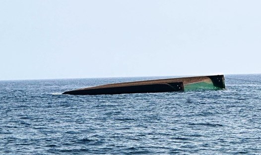 Sà lan bị chìm trên biển cách đảo Lý Sơn, tỉnh Quảng Ngãi gần 4 hải lý. Ảnh: Biên phòng Quảng Ngãi