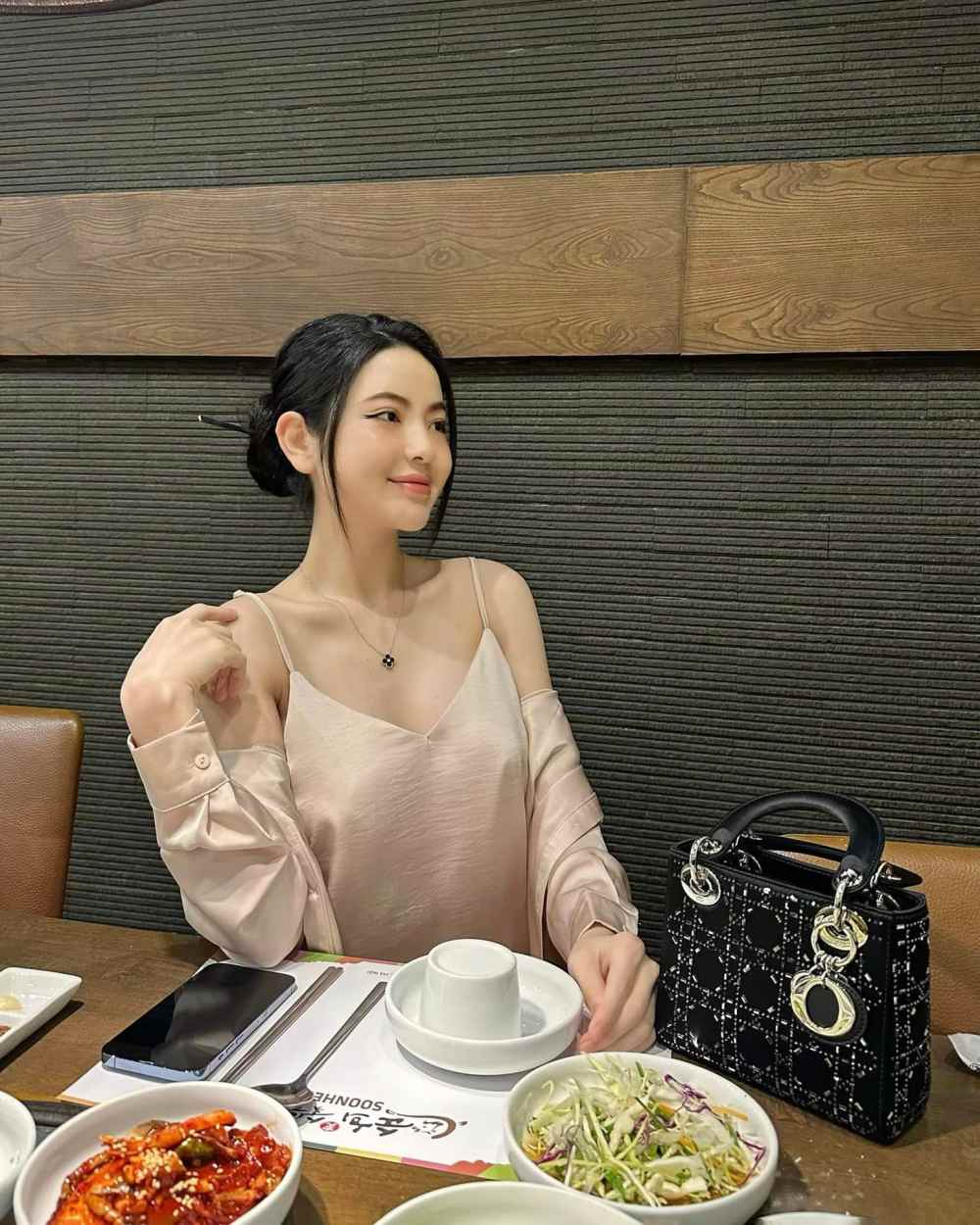 Mẫu túi Lady Dior màu đen có giá khoảng 130 triệu đồng. Như vậy, Quang Hải đã chi khoảng 1 tỉ đồng để mua túi tặng cô. Ảnh: Facebook nhân vật.