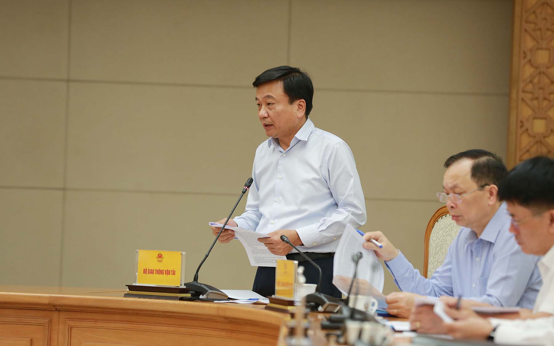Thứ trưởng Nguyễn Danh Huy báo cáo tại phiên họp. Ảnh: VGP