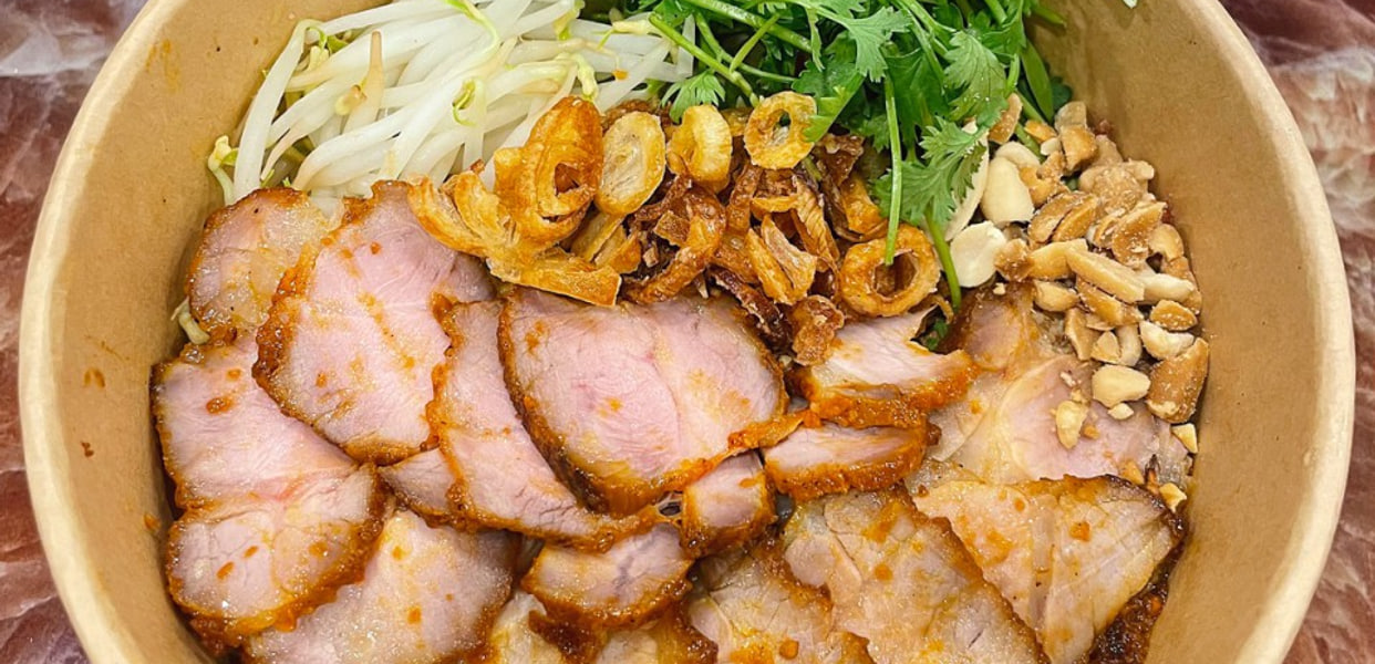 Thịt lợn quay chín vàng, được thái mỏng đều tăm tắp, để khi trộn dễ ngấm vị, ăn không bị khô. Ảnh: Bếp cô Hiền
