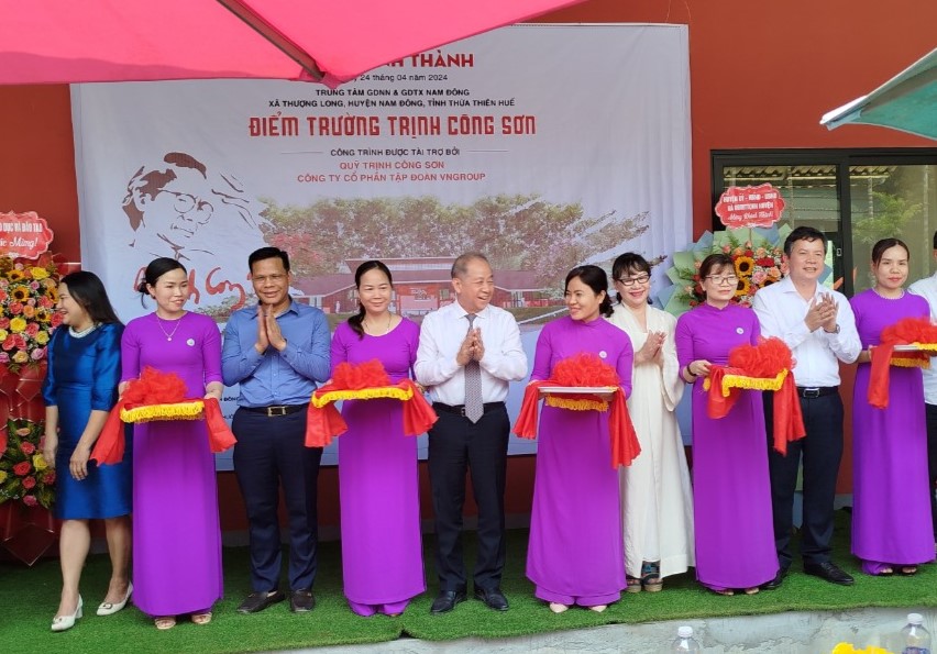 Cắt băng khánh thành điểm trường mang tên Trịnh Công Sơn. Ảnh: Đạt Phúc.