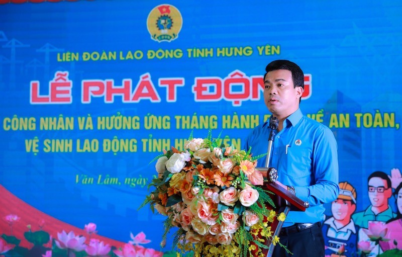 Ông Lê Quang Toản - Chủ tịch LĐLĐ tỉnh Hưng Yên phát biểu khai mạc buổi lễ. Ảnh: Hải Nguyễn
