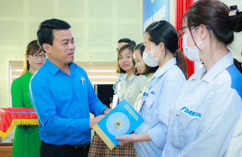 Ông Lê Quang Toản - Chủ tịch LĐLĐ tỉnh Hưng Yên trao quà cho công nhân. Ảnh: Hải Nguyễn
