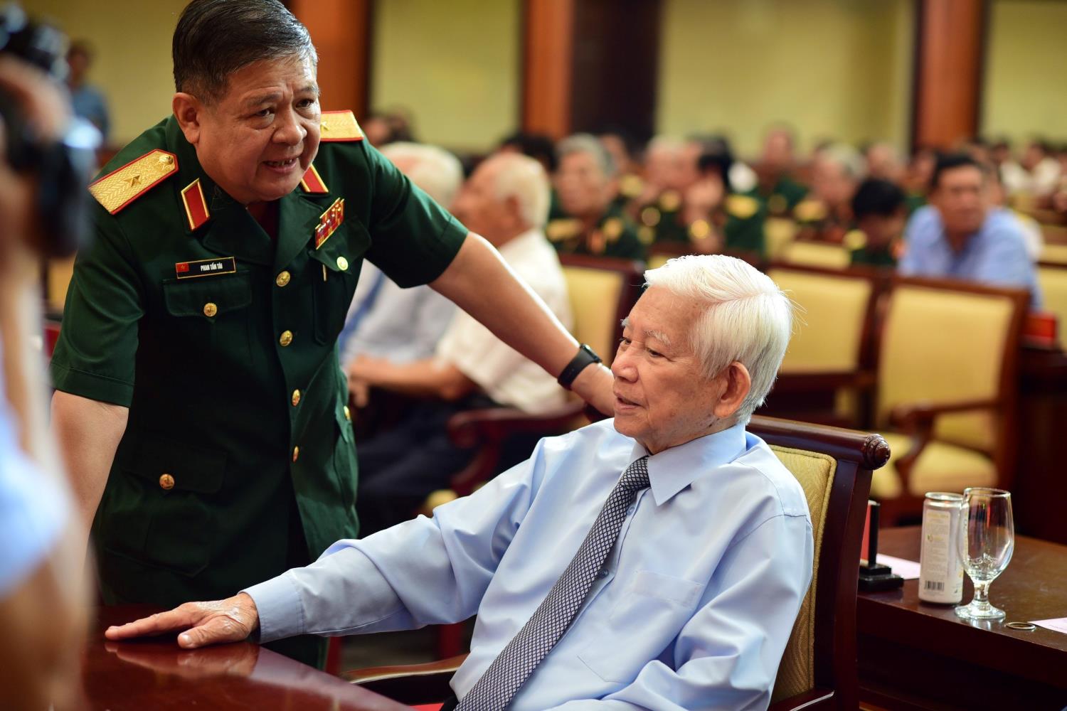 Nguyên Chủ tịch nước Nguyễn Minh Triết trò chuyện cùng đại biểu.  Ảnh: Quang Huy