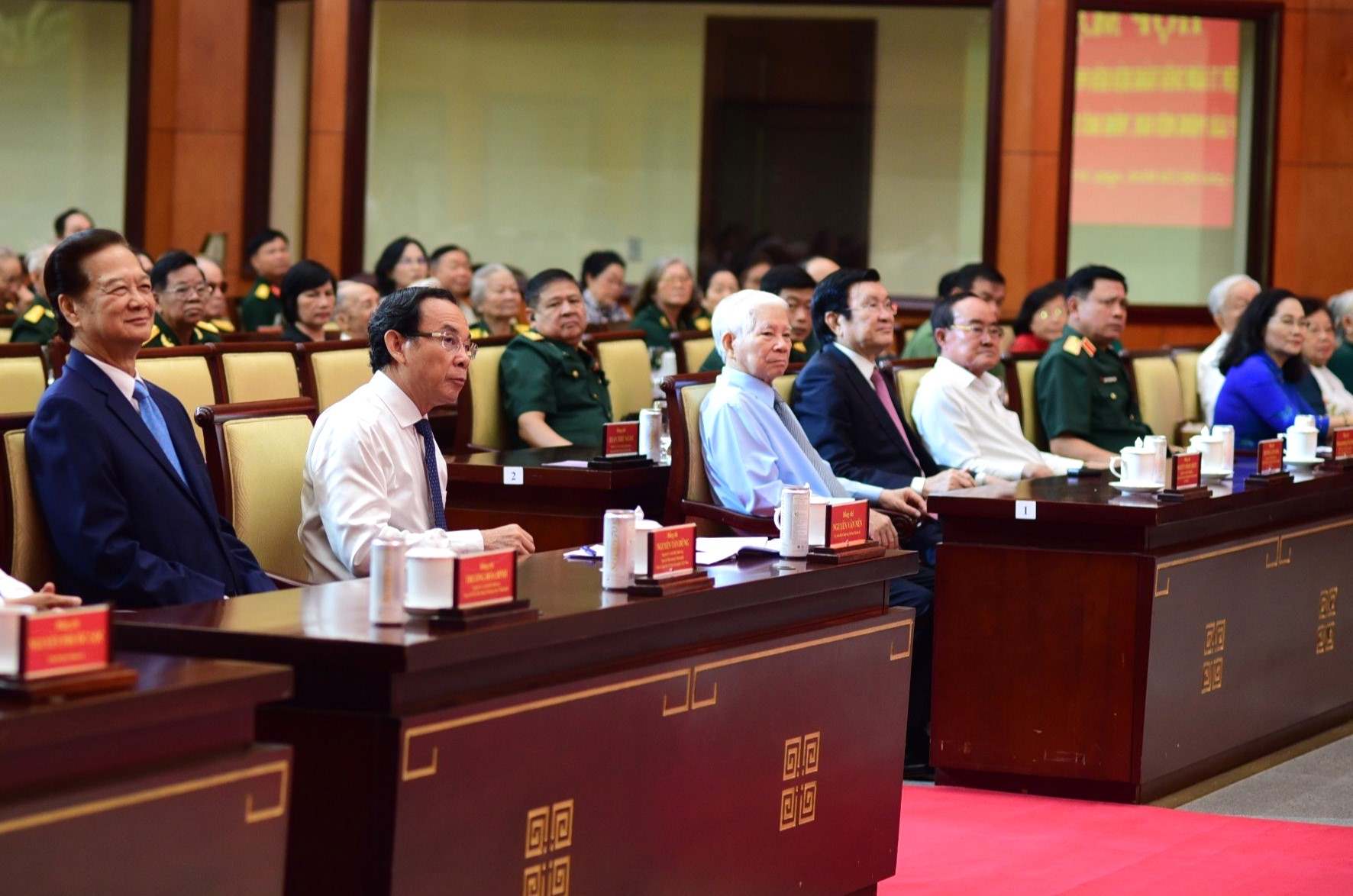Nhiều nguyên lãnh đạo Đảng, Nhà nước dự buổi họp mặt kỷ niệm chiến thắng Điện Biên Phủ và ngày thống nhất đất nước.  Ảnh: Quang Huy