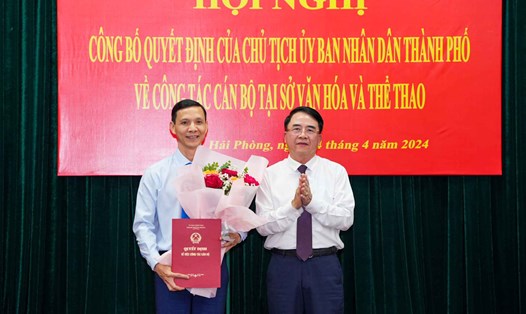 Phó Chủ tịch UBND thành phố Lê Khắc Nam trao Quyết định cho ông Đỗ Thanh Bình. Ảnh: Cổng TTĐT Hải Phòng