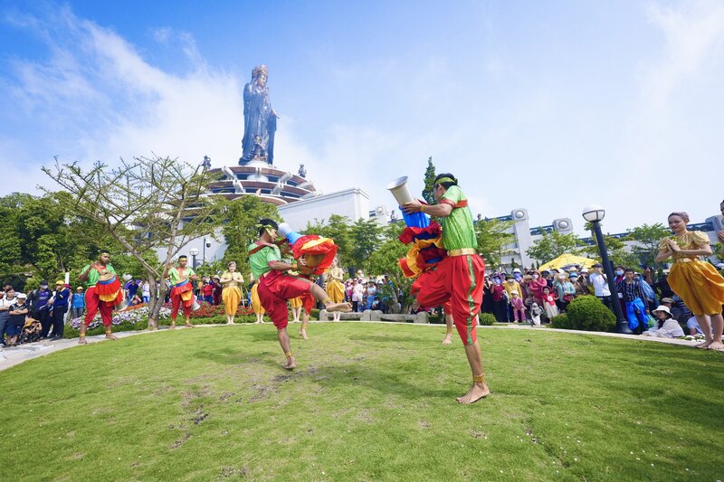 Điệu múa trống Chhay-dăm đặc trưng của người Khmer tại Tây Ninh. Ảnh: TNCC
