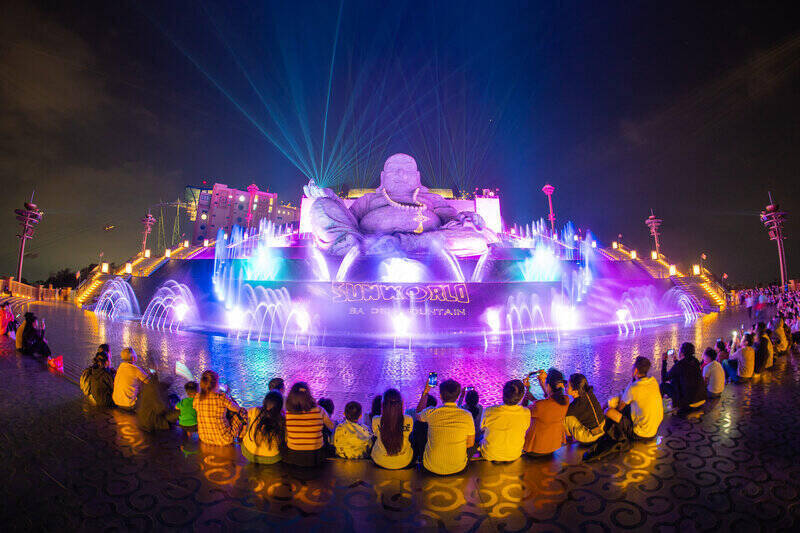 Show nhạc nước độc đáo quanh tôn tượng Di Lặc Bồ Tát. Ảnh: TNCC