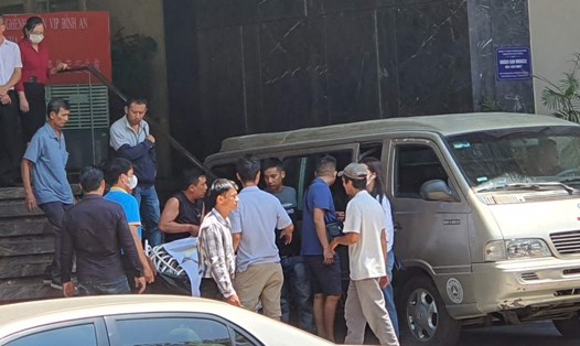 Thi thể nạn nhân là khách lưu trú tại một khách sạn ở Nha Trang được phát hiện trên mái nhà bên cạnh được bàn giao cho gia đình. Ảnh: H.Anh