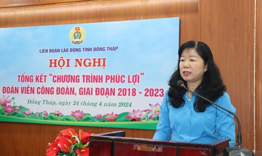 Chủ tịch LĐLĐ tỉnh Đồng Tháp Huỳnh Thị Tuyết Vui phát biểu tại hội nghị. Ảnh: Lưu Hùng