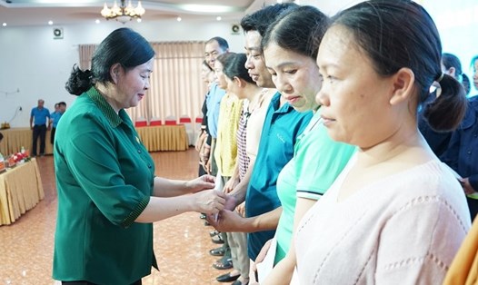 Bà Bùi Thị Minh Hoài - Bí thư Trung ương Đảng, Trưởng Ban Dân vận trung ương tặng quà cho công nhân lao động có hoàn cảnh khó khăn ở Đắk Lắk. Ảnh: Hồng Thủy