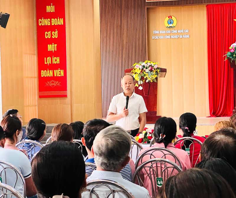 Ông Lê Văn Đại, Phó Chủ tịch LĐLĐ thành phố Đà Nẵng trao đổi với người lao động tại phiên hòa giải. Ảnh: Trà Vân