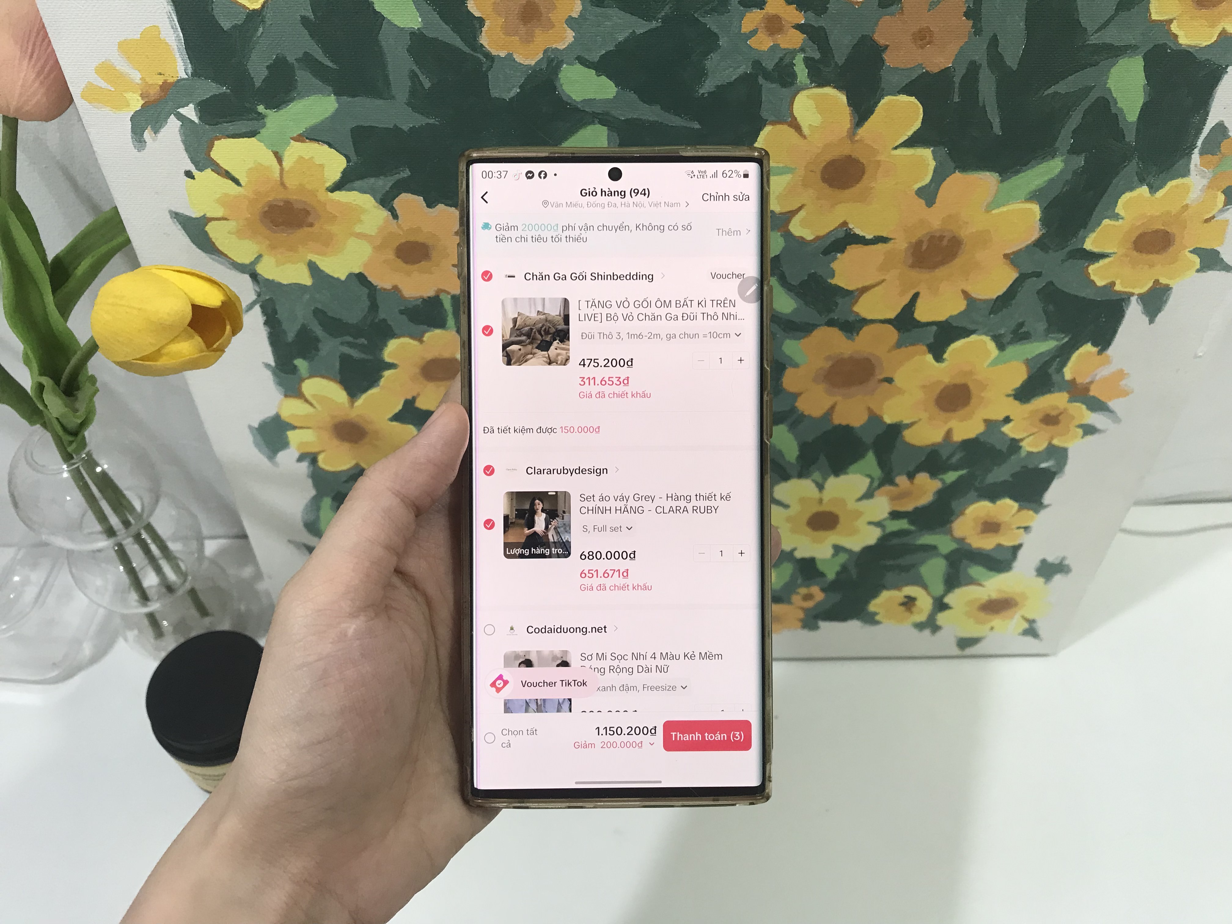 Số lượng khách hàng Việt yêu thích mua sắm online chiếm tỉ trọng 50%, trong khi chỉ có 30% số người mua hàng thích mua sắm truyền thống. Ảnh: Anh Vũ