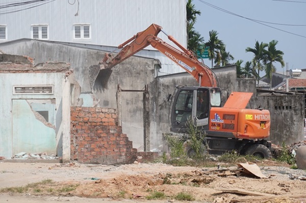 Giải phóng mặt bằng, thi công cao tốc Quảng Ngãi - Hoài Nhơn. Ảnh: Viên Nguyễn