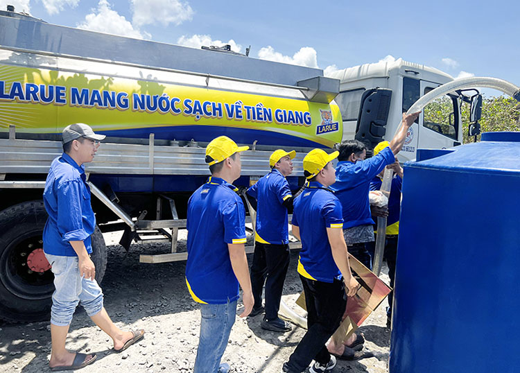 16 chuyến xe bồn với 160.000 lít nước sinh hoạt đã đến với bà con tại 8 xã thuộc 2 huyện Tân Phú Đông, Gò Công Đông, tỉnh Tiền Giang. Ảnh: DN cung cấp