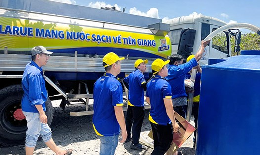 16 chuyến xe bồn với 160.000 lít nước sinh hoạt đã đến với bà con tại 8 xã thuộc 2 huyện Tân Phú Đông, Gò Công Đông, tỉnh Tiền Giang. Ảnh: DN cung cấp