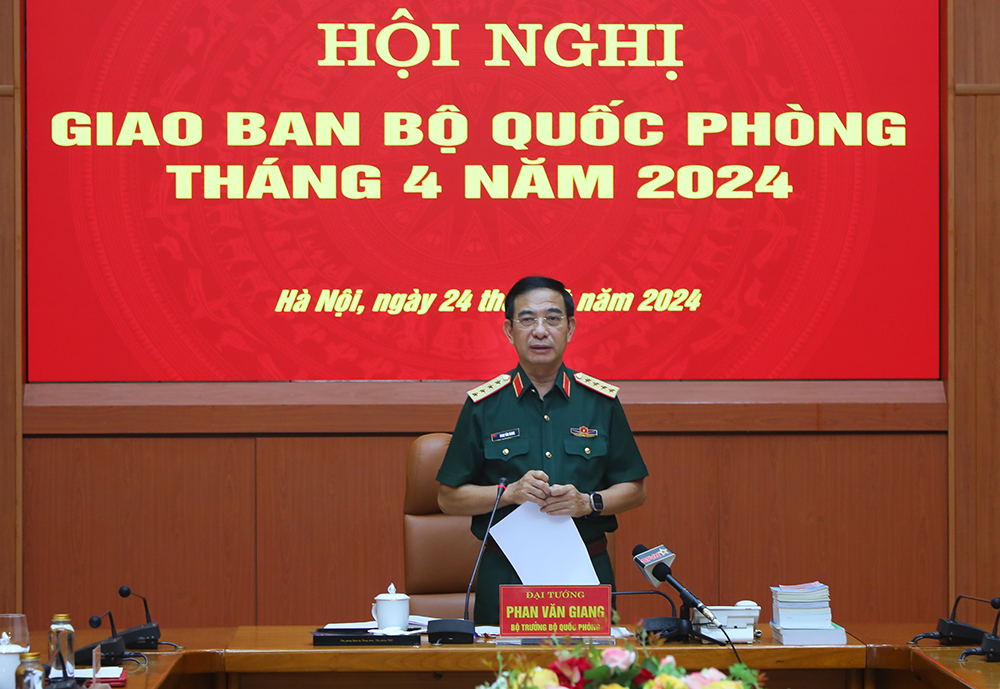  Đại tướng Phan Văn Giang - Ủy viên Bộ Chính trị, Phó Bí thư Quân ủy Trung ương, Bộ trưởng Bộ Quốc phòng, phát biểu tại Hội nghị. Ảnh: Bộ Quốc phòng